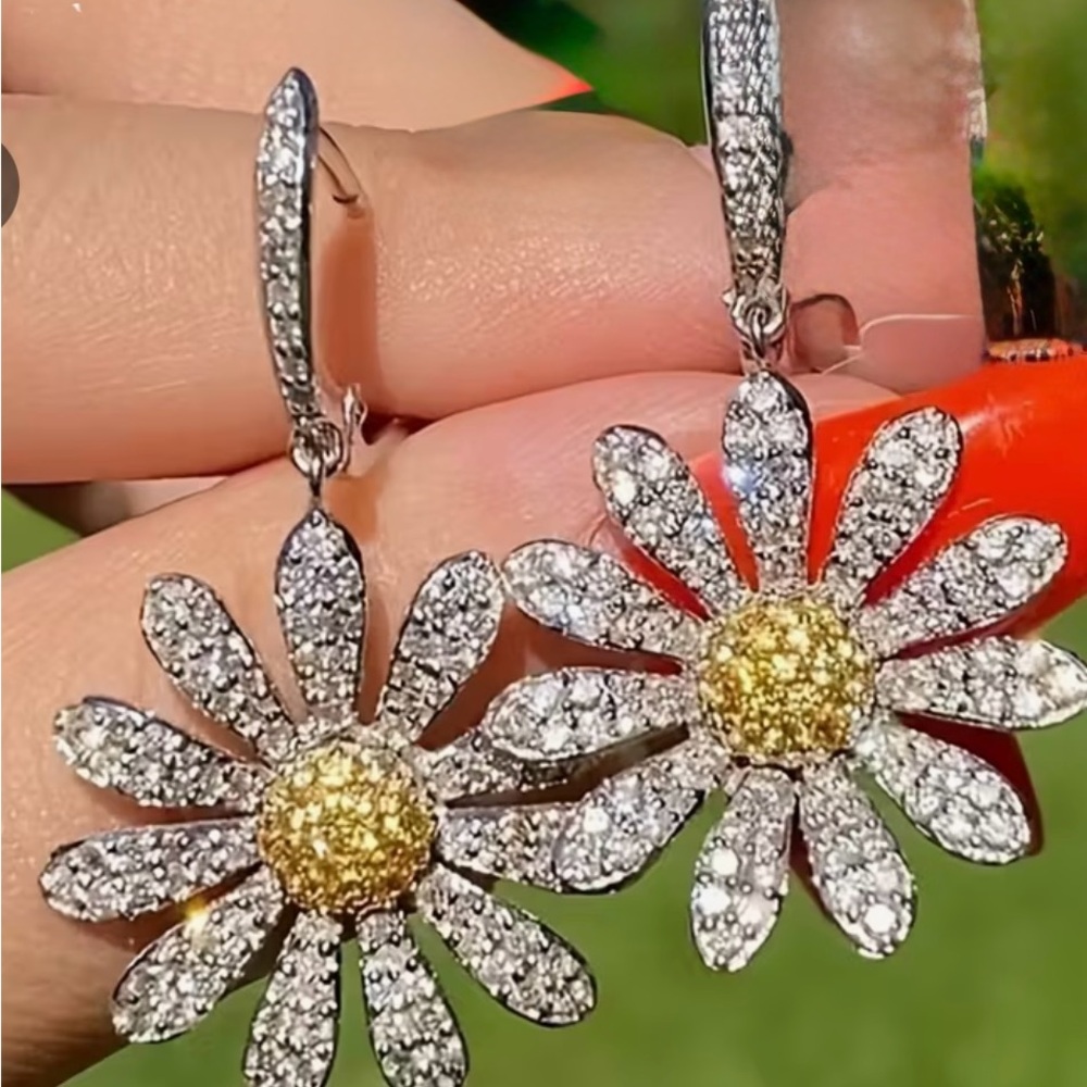 Elegant Silver and Gold Daisy Earrings